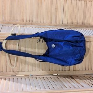 Lululemon Sakasana bag in bruised berry